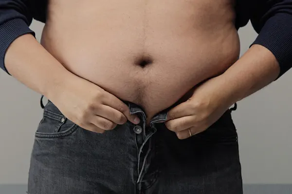La acumulación de grasa en el área del pubis masculino es una inquietud común entre muchos hombres que se preguntan cómo bajar la grasa del pubis masculino, ya que puede...
